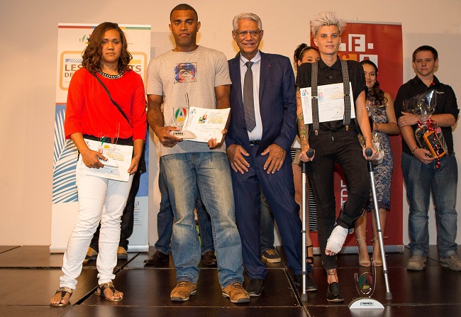 Arlette HAOCAS, Harmony BONJEAN, Rémi KINU, les 3 Trophées de l'apprentissage 2016 et le Président de la CMA-NC